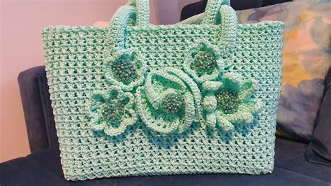 Borsa in cordino lavorata ad uncinetto con fiori e Swarovski.